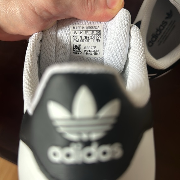 Big kids US size 4 1/2 Adidas Superstar sneakers - Picture 5 of 7